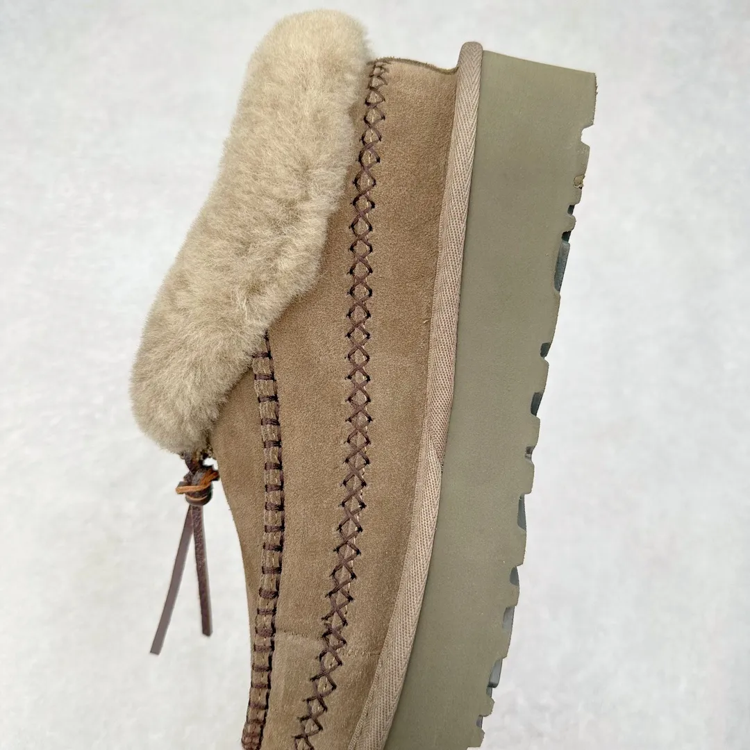 Pick up locally💰560 UGG 8258 Alpine shallow mouth autumn and winter sheep fur integrated snow boots. All shoes are made of ZP same factory. Longfeng A-grade Australian imported sheep fur integrated brand OEM production line. Fully follow the ZP process. Original pattern maker of the OEM. Adhering to the principle of no original shoes and no development selection. Pay attention to every detail. The most authentic version on the market TREADLITE "Light Wing" technology outsole Lightweight/durable/flexible/pile size: 35 36 37 38 39 40 Coding: by2936090